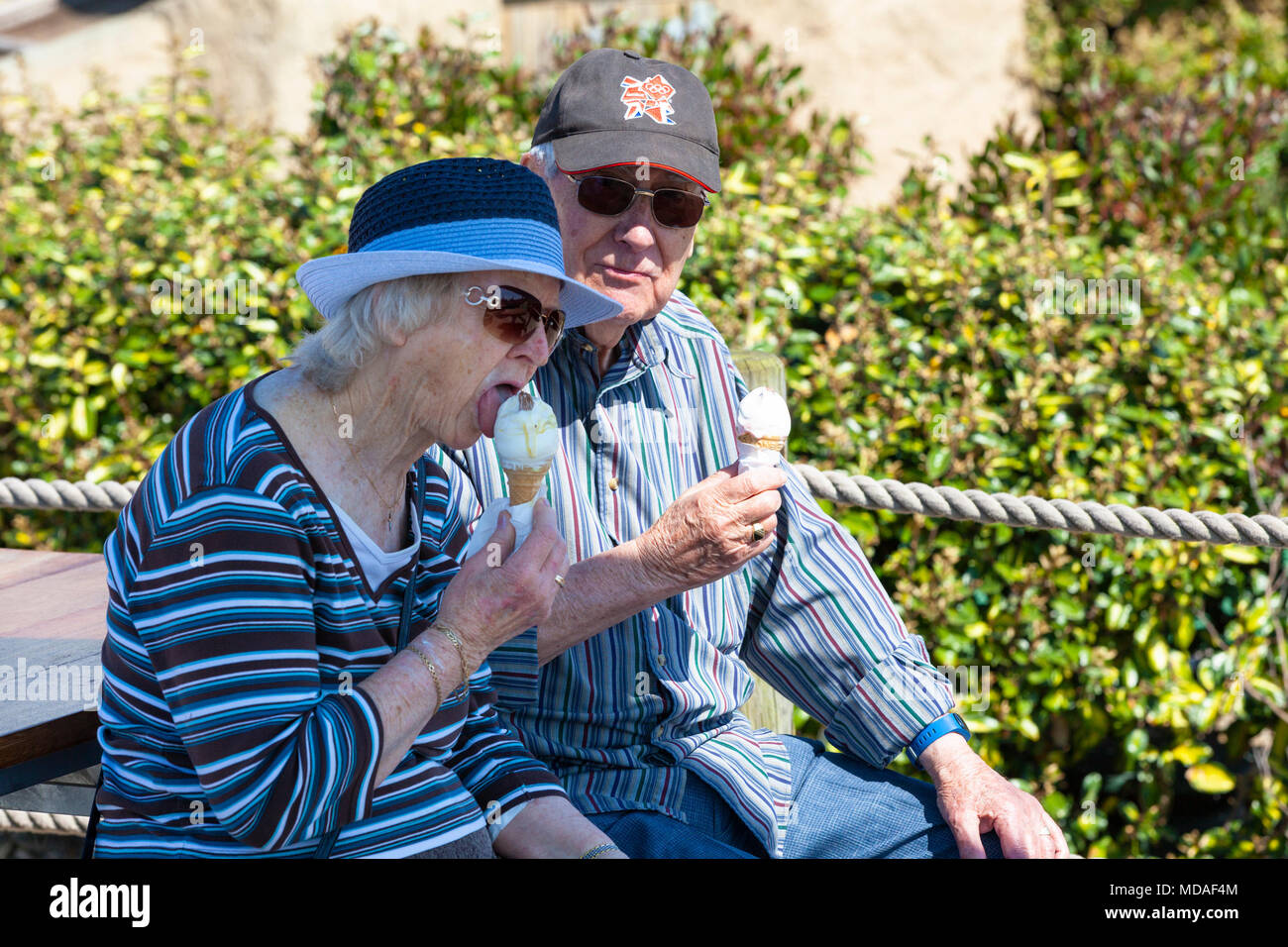 Hastings, East Sussex, Regno Unito. Xix Apr, 2018. Regno Unito Meteo: una giornata calda nella cittadina balneare di Hastings sulla costa sud est con temperature dovrebbero superare 23°C. Un sacco di persone sono fuori e circa approfittando del mini ondata di calore che sta colpendo la Gran Bretagna. © Paul Lawrenson 2018, Photo credit: Paolo Lawrenson / Alamy Live News Foto Stock