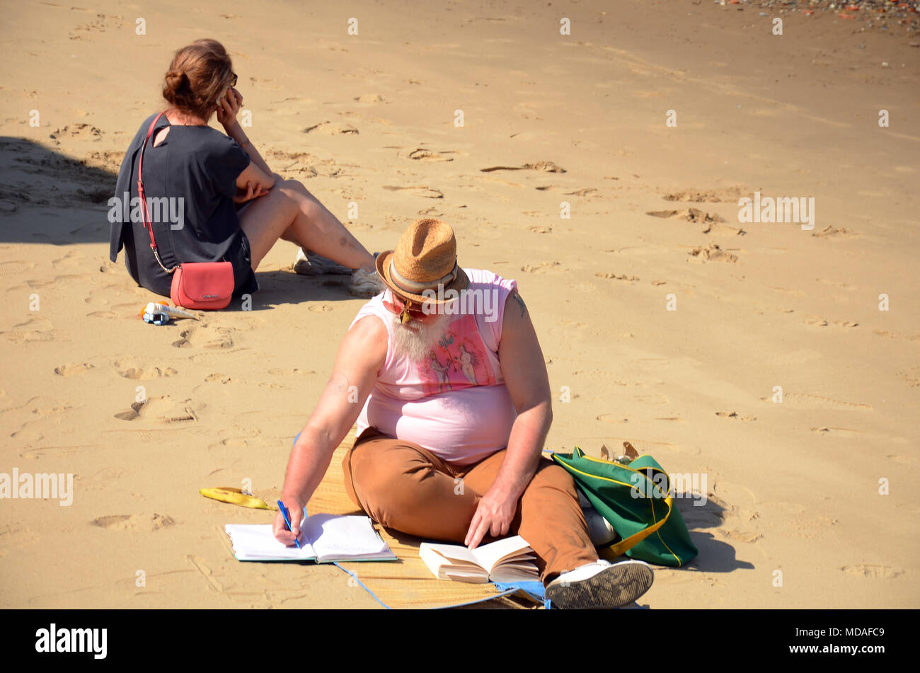 Londra, UK, 19 aprile 2018 londinesi godetevi l'ondata di caldo a Coin street beach sulla riva sud del Tamigi. Credito: JOHNNY ARMSTEAD/Alamy Live News Foto Stock