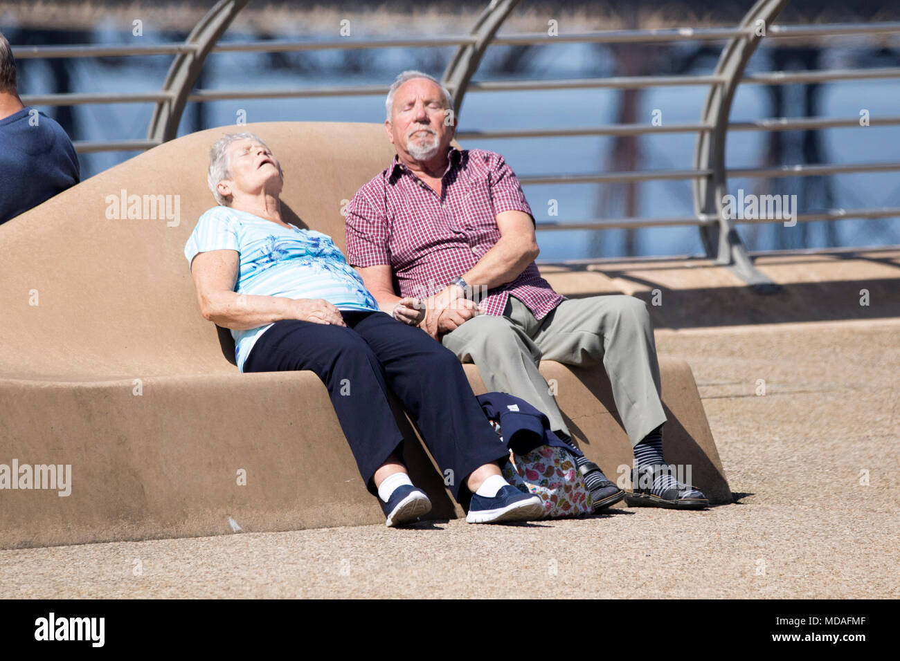 Giornata di sole al mare, Blackpool, Lancashire. Il 19 aprile 2018. Regno Unito Meteo. Una favolosa posizione soleggiata e molto calda giornata in Inghilterra del nord ovest come famiglie testa fuori per un po' di divertimento al sole sulla sabbia del lungomare di Blackpool in Lancashire. Credito: Cernan Elias/Alamy Live News Foto Stock