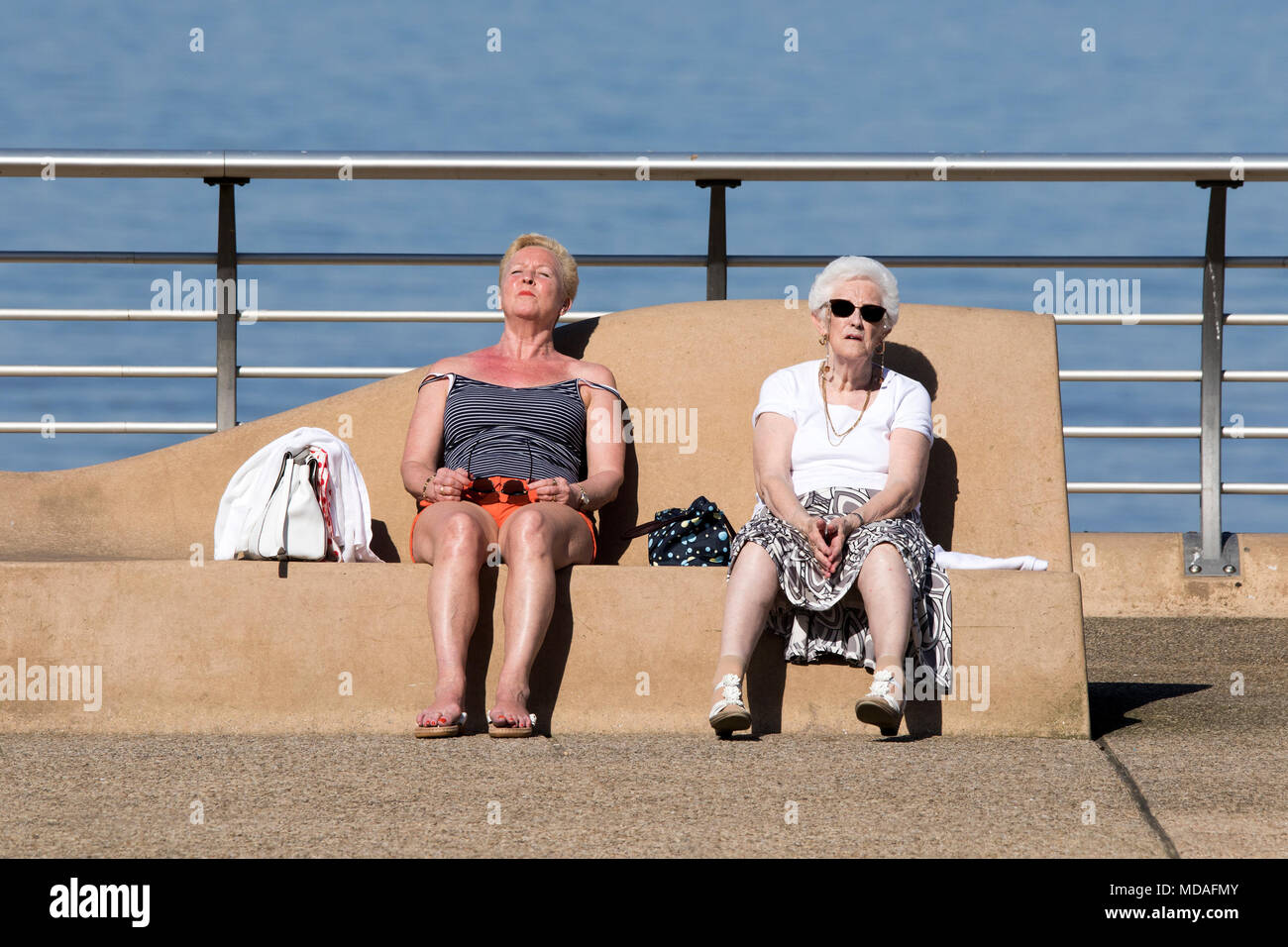 Godetevi una giornata di sole al Seaside a Blackpool, Lancashire. Aprile 2018. Meteo nel Regno Unito. Una favolosa giornata soleggiata e molto calda sul nordovest dell'Inghilterra, mentre le famiglie si divertono al sole sulle sabbie del lungomare di Blackpool nel Lancashire. Credit: Cernan Elias/Alamy Live News Foto Stock