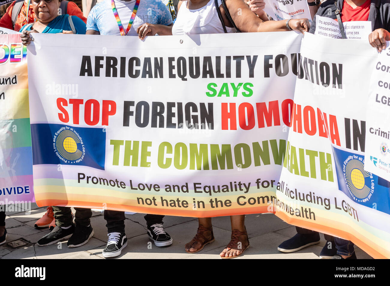 Londra 19 Aprile 2018 LGBT protestare fuori i capi di governo del Commonwealth riuniti a Londra, un banner dal African uguaglianza Foundation Foto Stock