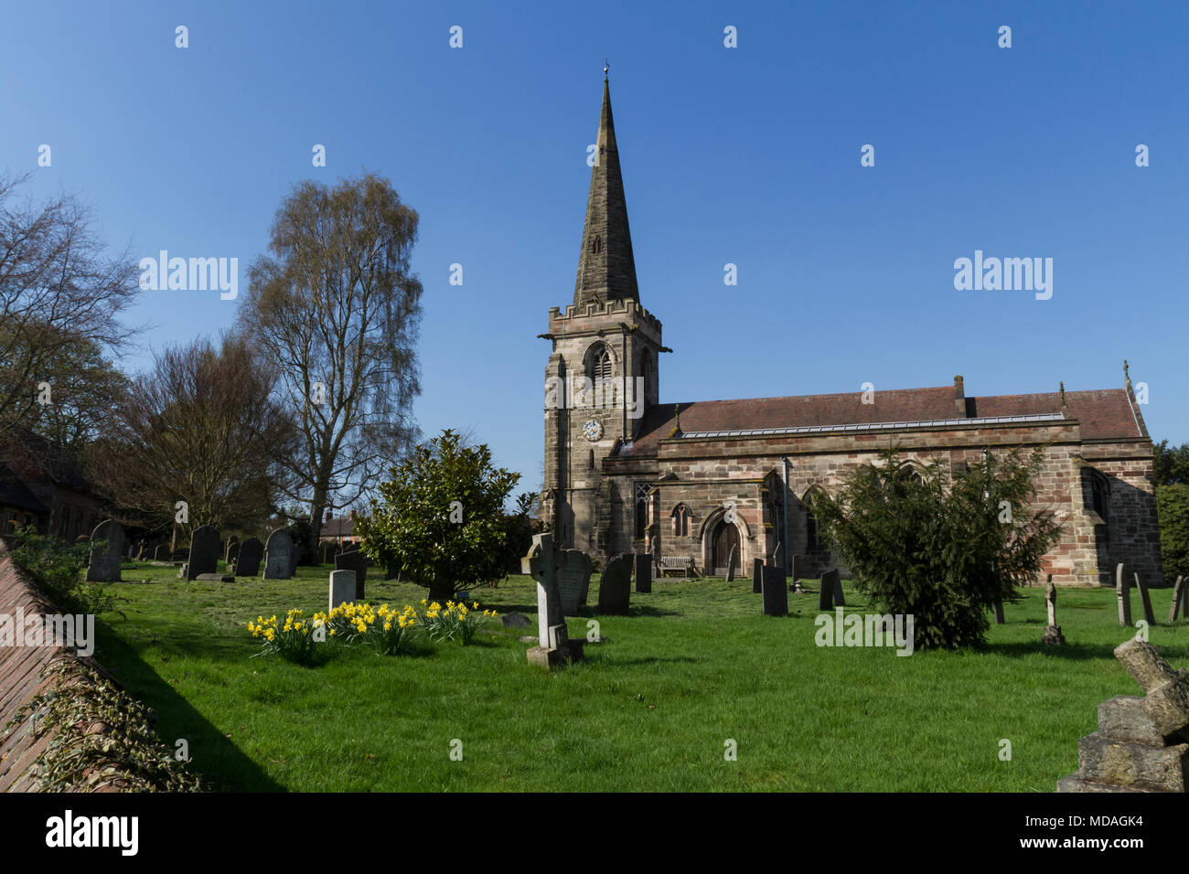 Rolleston, Derbyshire, Regno Unito. Il 19 aprile 2018. Regno Unito Meteo: il piccolo villaggio di Rolleston si crogiola nel sole su più calde di aprile giorno dal 1949. Rolleston, Derbyshire, Regno Unito. Il 19 aprile 2018. Credito: Richard Holmes/Alamy Live News Foto Stock