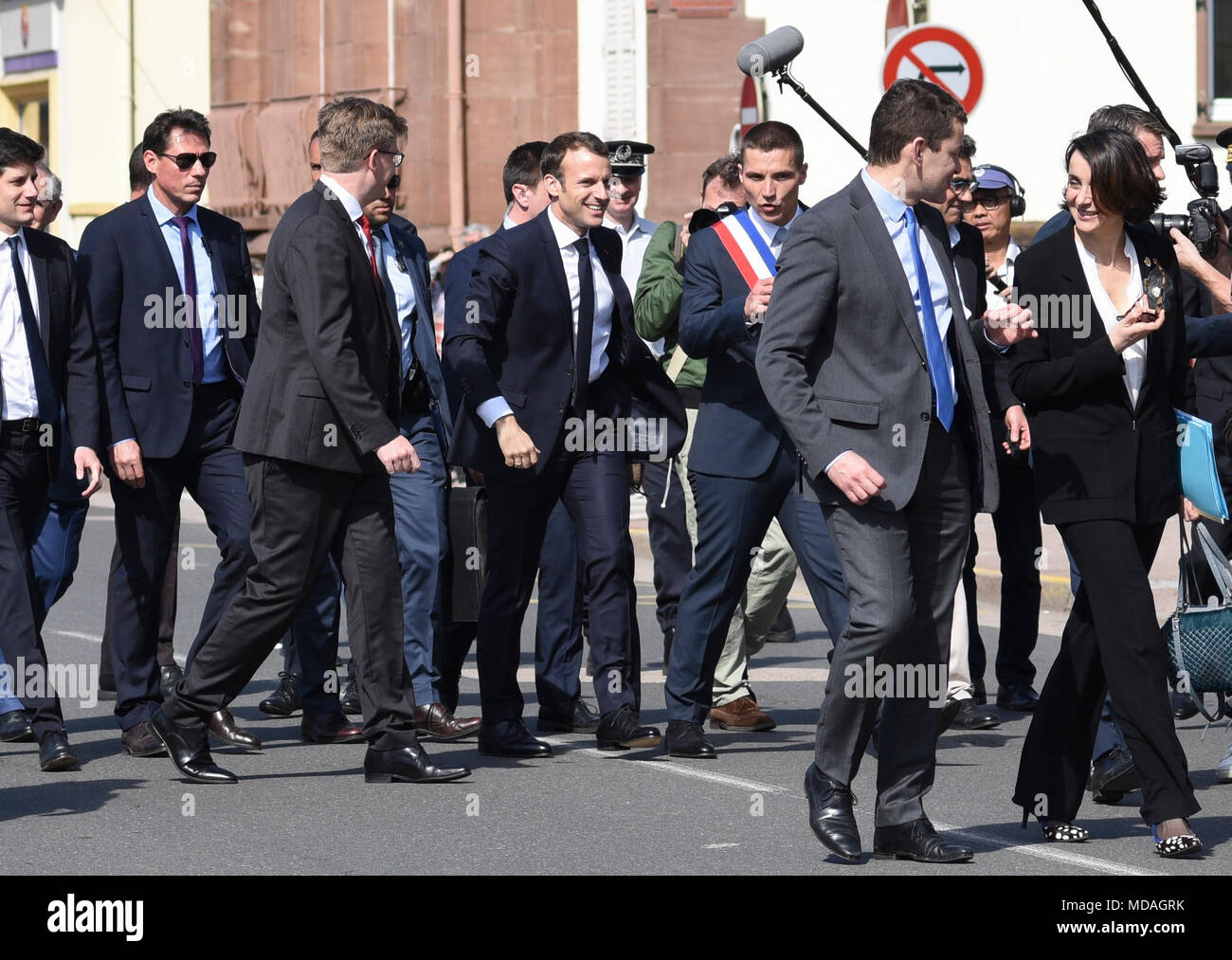 Saint-Dié des Vosges, Francia. 18 aprile , 2018. Emmanuel Macron a Saint-Dié des Vosges su Aprile 18th, 2018. Visita nel quadro dell' azione del Gouvermenet "cuore della citta', la rivitalizzazione delle città di medie dimensioni, innovazione e cooperazione territoriale, rivitalizzazione dei territori rurali, circular economy e corto circuiti. Arrivo, incontro funzionari locali, David Valence Sindaco di Saint-Dié des Vosges, Jean Rottner Presidente della Grande Regione Est, bagni di folla, riuniti i commercianti, intervista e partenza. Credito: francois pauletto/Alamy Live News Foto Stock