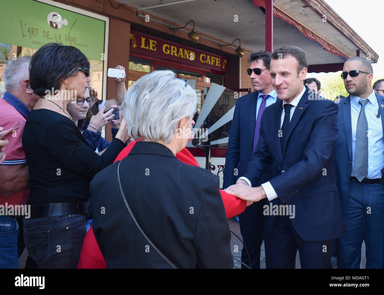 Saint-Dié des Vosges, Francia. 18 aprile , 2018. Emmanuel Macron a Saint-Dié des Vosges su Aprile 18th, 2018. Visita nel quadro dell' azione del Gouvermenet "cuore della citta', la rivitalizzazione delle città di medie dimensioni, innovazione e cooperazione territoriale, rivitalizzazione dei territori rurali, circular economy e corto circuiti. Arrivo, incontro funzionari locali, David Valence Sindaco di Saint-Dié des Vosges, Jean Rottner Presidente della Grande Regione Est, bagni di folla, riuniti i commercianti, intervista e partenza. Credito: francois pauletto/Alamy Live News Foto Stock