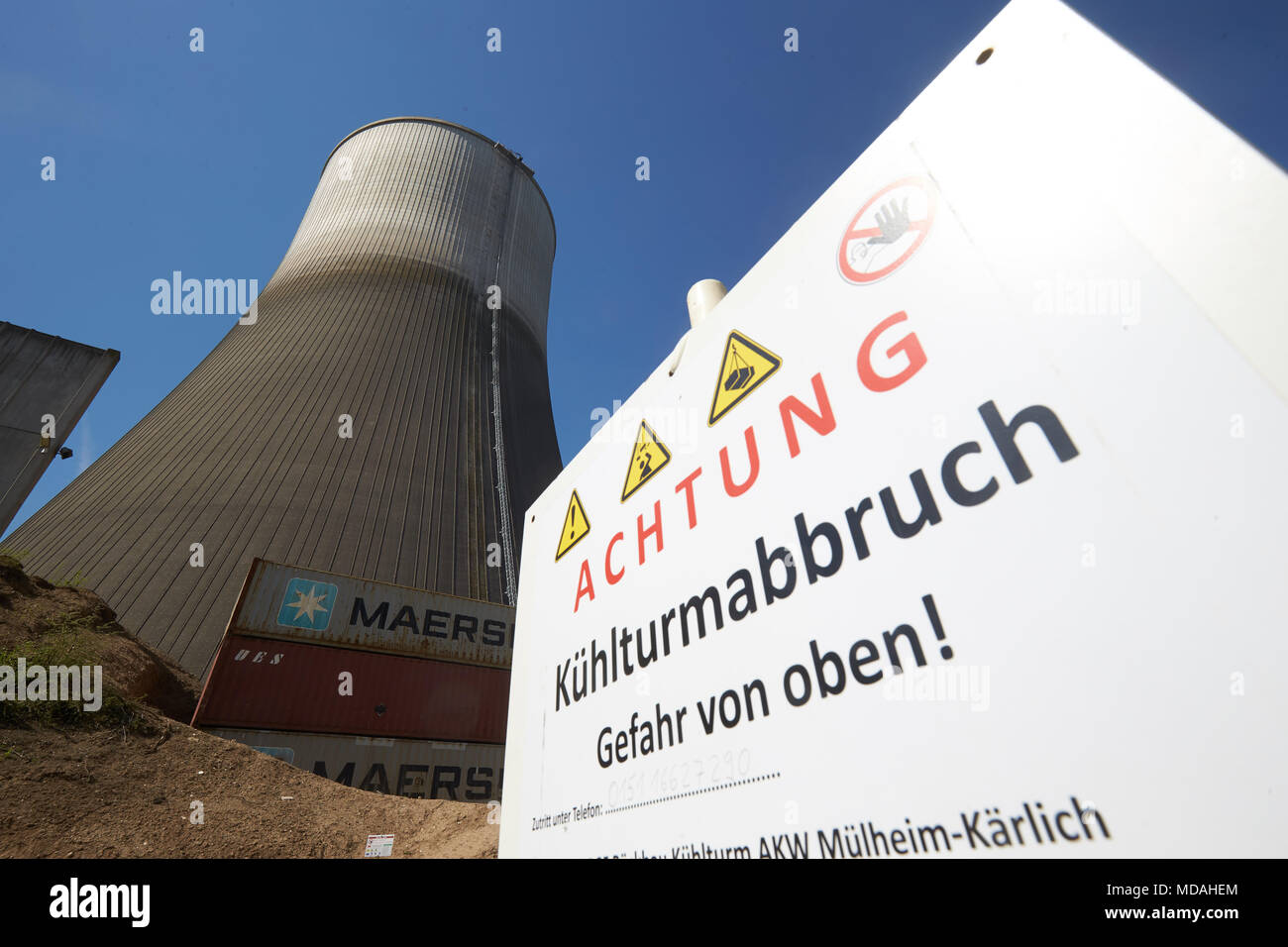 19 aprile 2018, Muelheim-Kaerlich, Germania: la demolizione della torre di raffreddamento del dismesso impianto nucleare Muelheim-Kaerlich è di iniziare a maggio. Lo smantellamento dell'impianto verrà quindi anche essere visibile dall'esterno. Foto: Thomas Frey/dpa Foto Stock