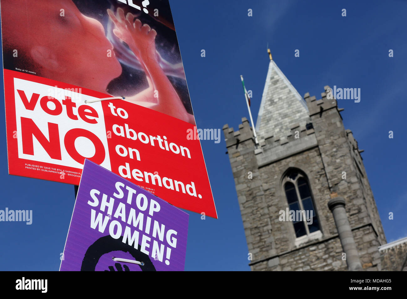 Dublino, Irlanda. Il 18 aprile 2018. Entrambi i lati del dibattito sull'Aborto irlandese Referendum in azione oggi. Credito: RollingNews.ie/Alamy Live News Foto Stock