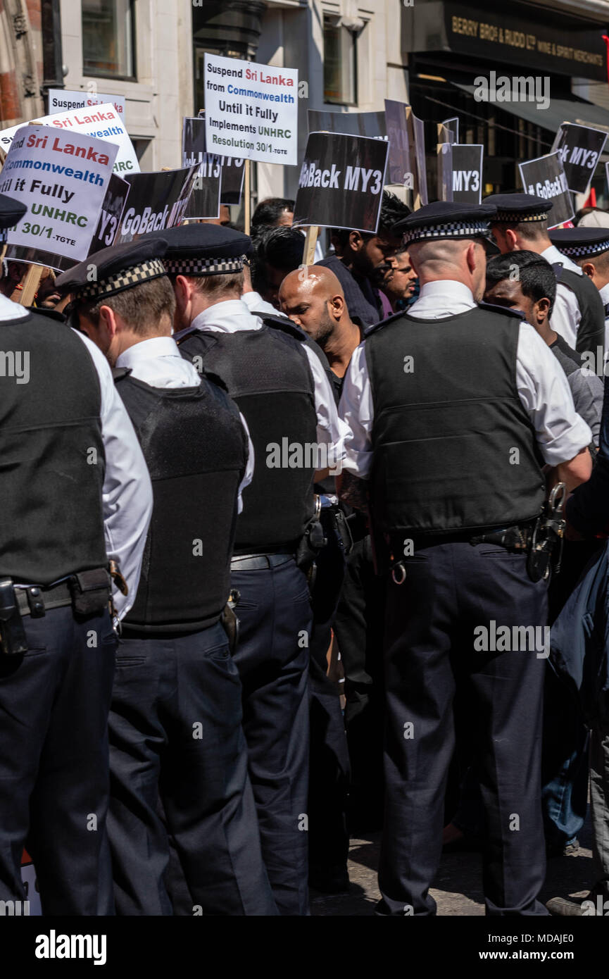 Londra, Regno Unito. 19 aprile 2018, Tamil protestare contro Sri Lanak al di fuori della Commonweatlh capi di governo la polizia spostato in su la protesta Tamil in vigore per rimuovere le rive posto sulla parte anteriore della dimostrazione per rappresentare mancante tamil. La polizia ha paura che essi sarebbero stati utilizzati come armi. incontro a Londra, Regno Unito. Credit Ian Davidson/Alamy Live news Foto Stock