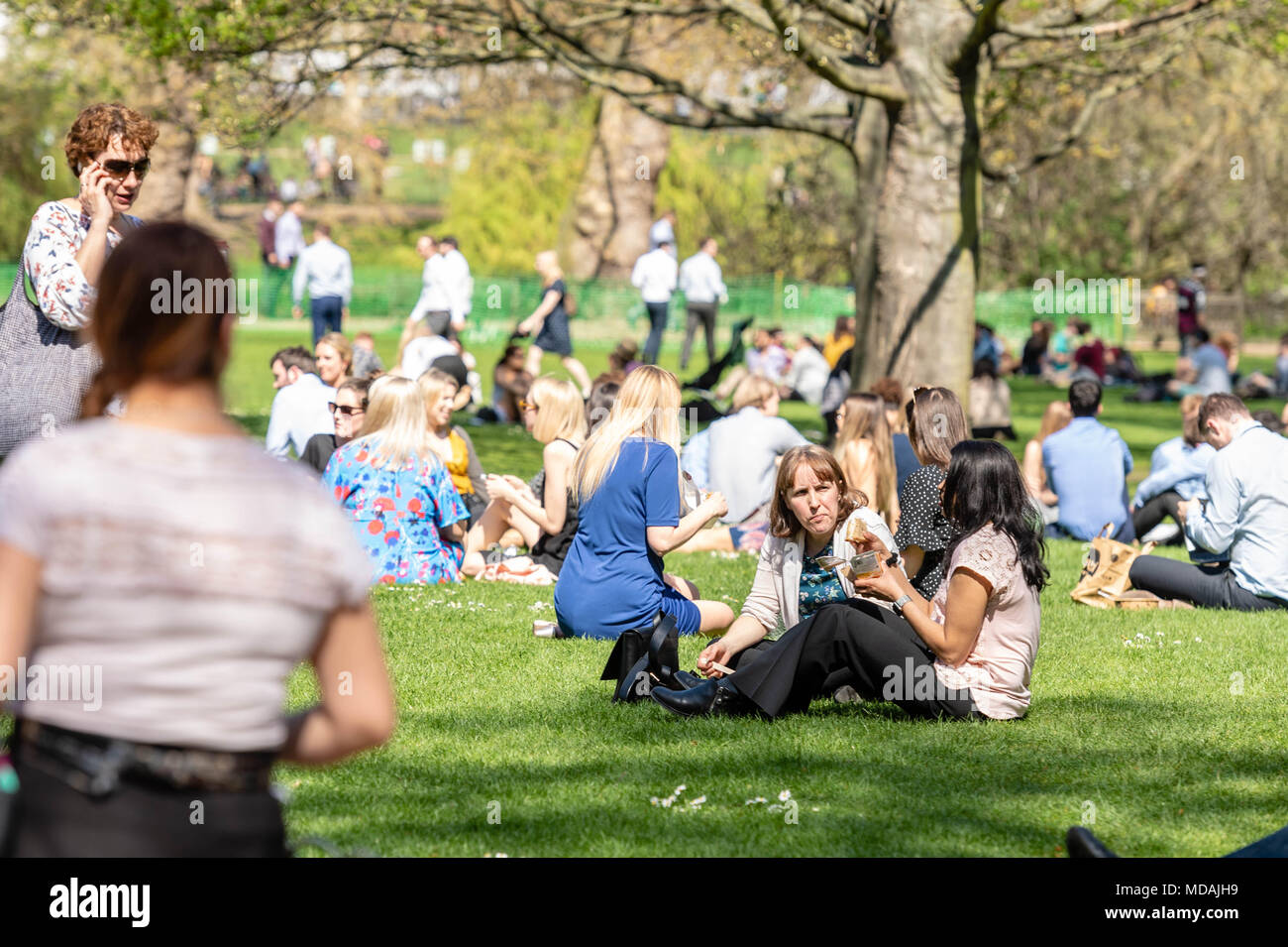 Londra 19 Aprile 2018 londinesi godetevi il giorno più caldo dell'anno Credit Ian Davidson/Alamy Live News Foto Stock