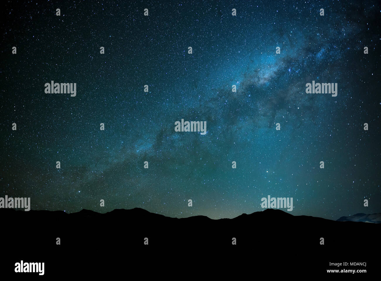 La Via Lattea risplende nel deserto Siloli ad alta altitudine nella Cordigliera delle Ande della Bolivia, Sud America. Un luogo ideale per la fotografia astronomica! Foto Stock