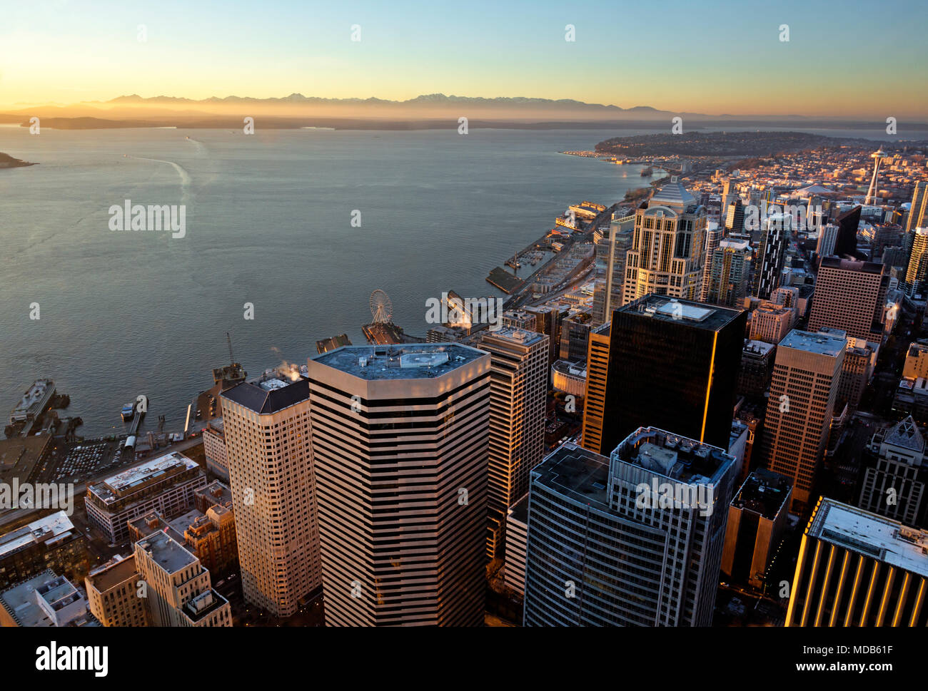 WASHINGTON - Vista del tramonto ad ovest e a nord sul centro cittadino di Seattle, sul lungomare, Elliott Bay, Puget Sound e le Olympic Mountains.2012 Foto Stock