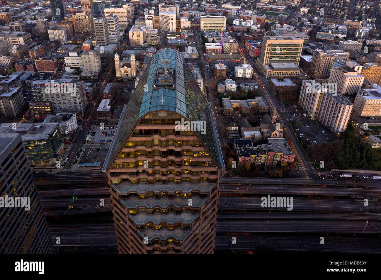 WA15297-00...WASHINGTON - Vista dal Columbia Center Sky High Observatory nel centro di Seattle a est, sull'Interstate 5 e First Hill. 2012 Foto Stock