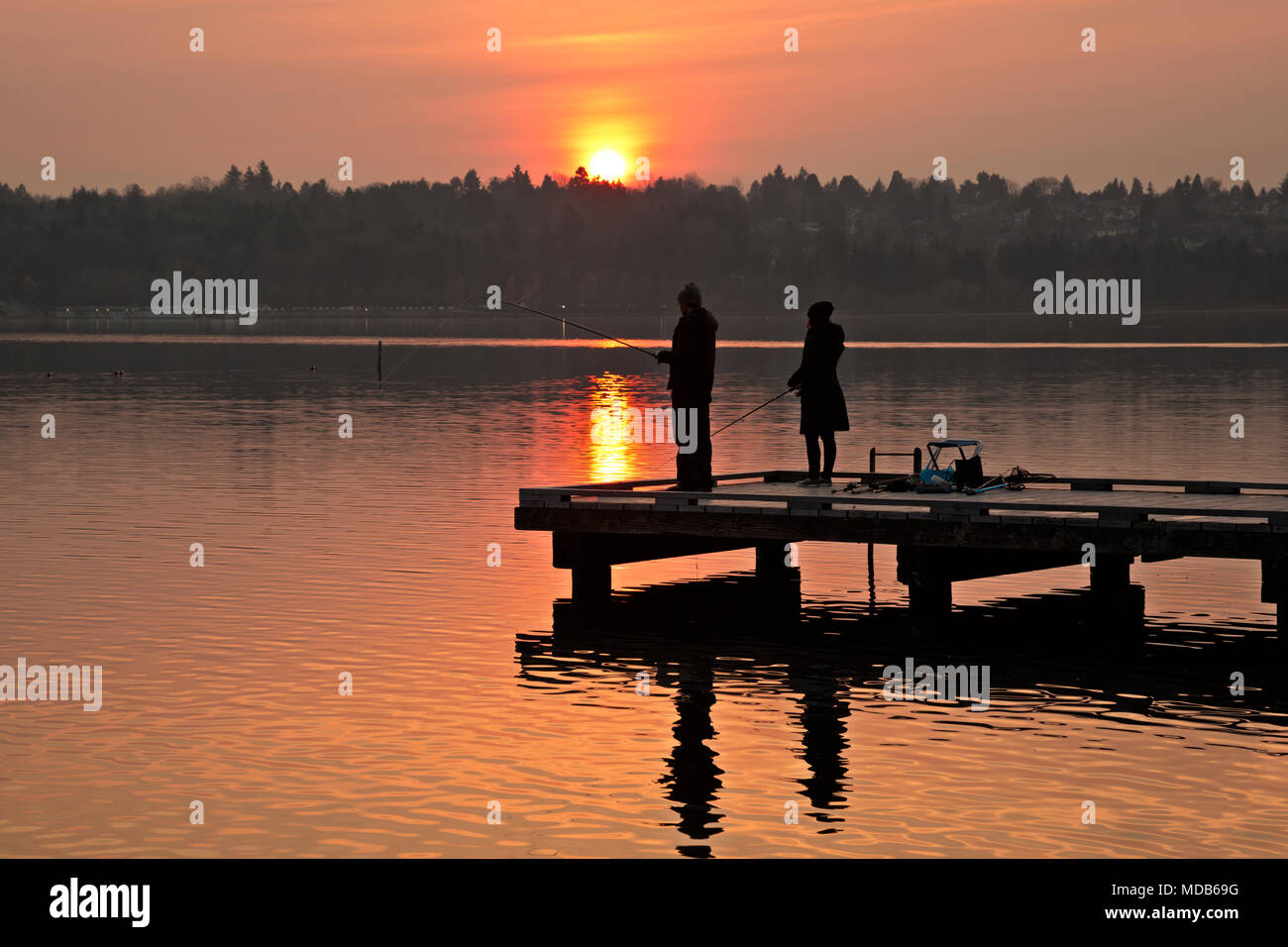 WA15302-00...WASHINGTON - Serata di pesca trascorso sul Dock di Pesca a Seattle il lago verde parco. Foto Stock