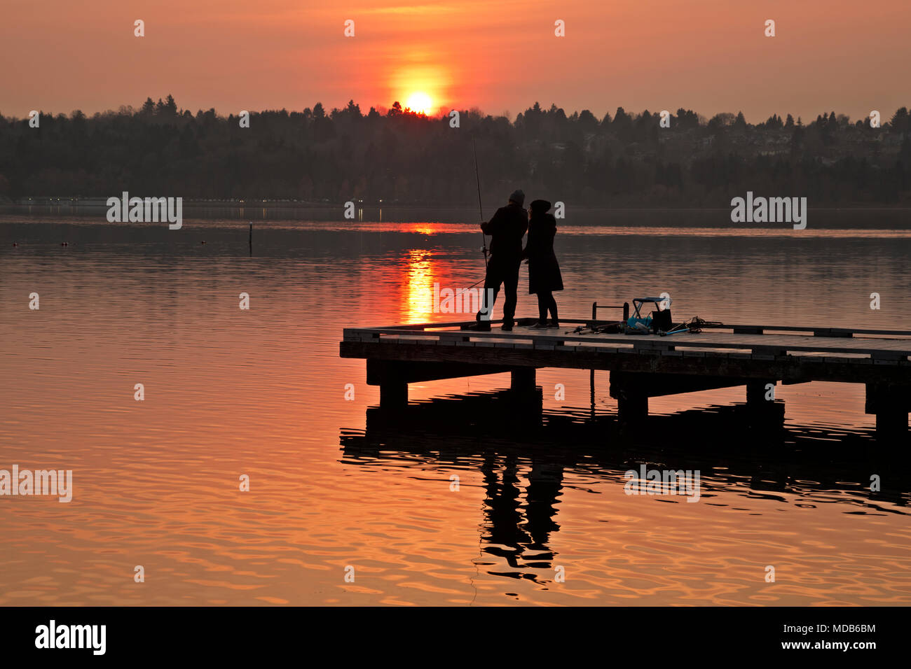 WA15303-00...WASHINGTON - Serata di pesca trascorso sul Dock di Pesca a Seattle il lago verde parco. Foto Stock