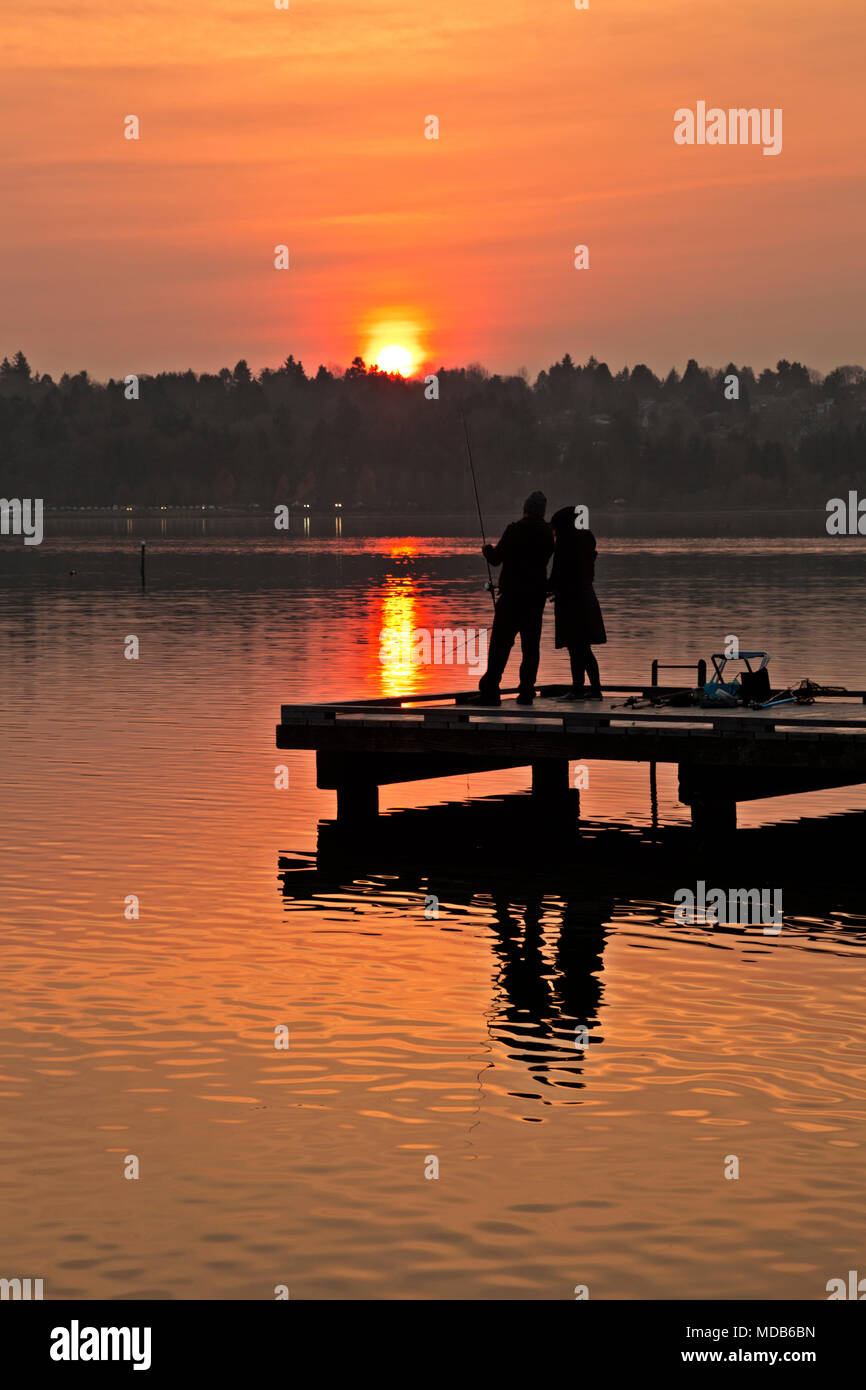 WA15304-00...WASHINGTON - Serata di pesca trascorso sul Dock di Pesca a Seattle il lago verde parco. Foto Stock