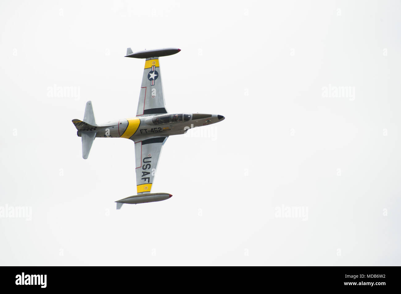 Un P-80 Shooting Star esegue manovre aeree durante il mese di marzo aria di campo e lo spazio Expo 2018 a marzo riserva d'aria di base, California, 7 aprile 2018. Il campo di marzo l'aria e lo spazio Expo celebra i suoi cento anni dal marzo del campo è stato stabilito e 70 anni dell'U.S. Air Force. (U.S. Air Force foto di Master Sgt. Eric Harris) Foto Stock