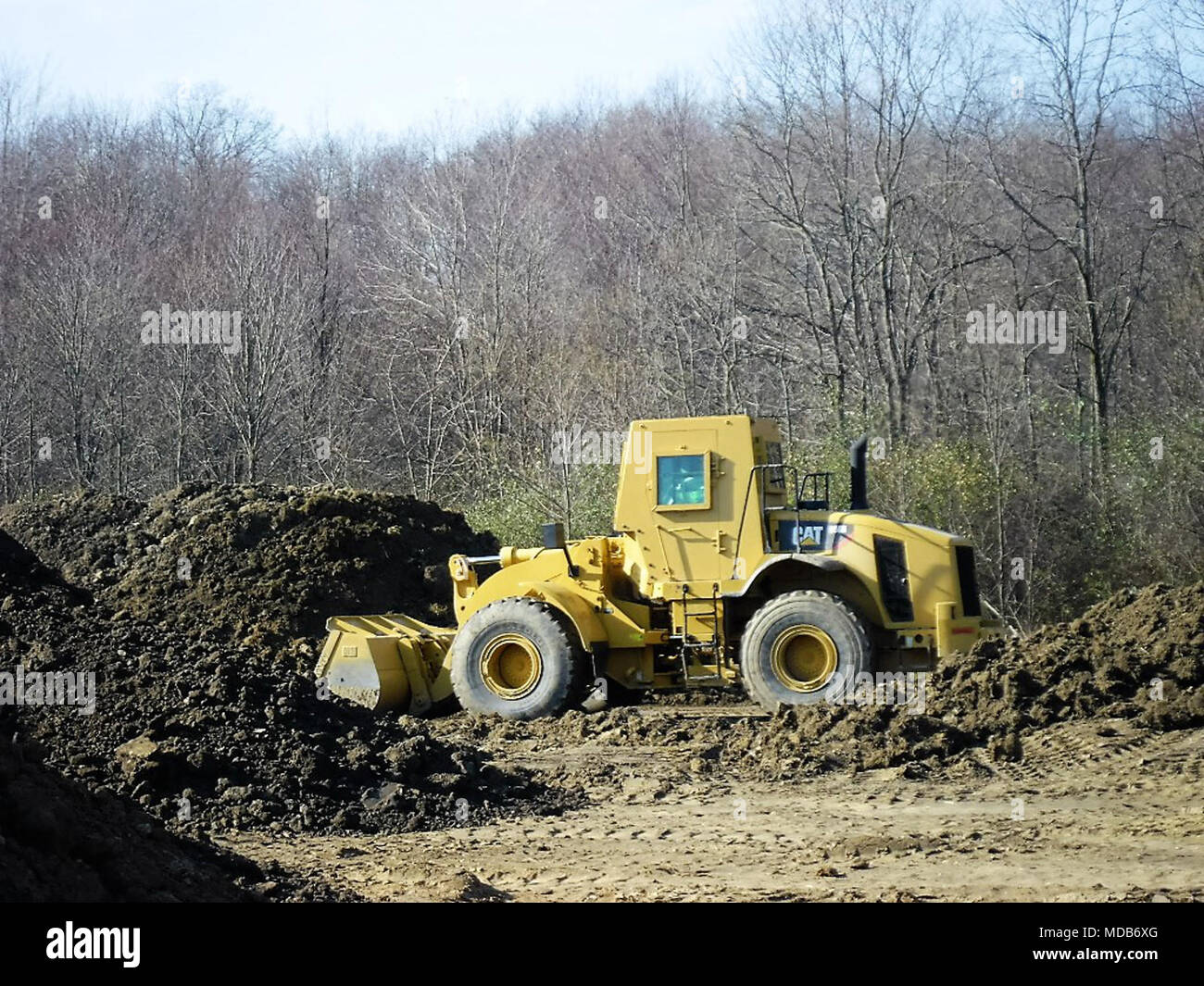 La Ohio Army National Guard è stato riconosciuto dal Segretario dell'esercito per il suo restauro ambientale sforzi a Camp Ravenna Centro comune di formazione in Northwest Ohio. In questo file di foto, un up-blindati carichi di escavatore suolo a Camp Ravenna a essere vagliata per rimuovere gli elementi di munizioni prima di trasporto e smaltimento come rifiuti non pericolosi. (U.S. Foto dell'esercito) Foto Stock