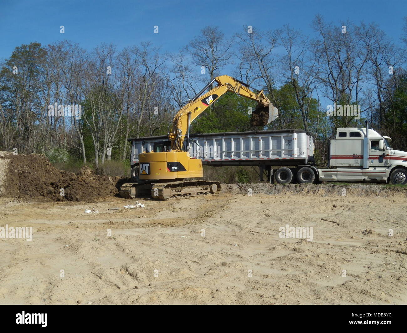 La Ohio Army National Guard è stato riconosciuto dal Segretario dell'esercito per il suo restauro ambientale sforzi a Camp Ravenna Centro comune di formazione in Northwest Ohio. In questo file foto, terreno con una cenere-come materiale identificati durante le attività di scavo viene rimosso in modo che possa essere correttamente trasportati e smaltiti in un approvato impianto di smaltimento di rifiuti pericolosi. (U.S. Foto dell'esercito) Foto Stock