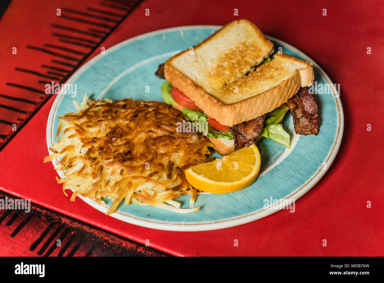 Baltimore, Maryland, Stati Uniti d'America. Famoso Blue Moon Cafe BLT Sandwich per divertimento ristorante che serve la prima colazione tutto il giorno. Foto Stock