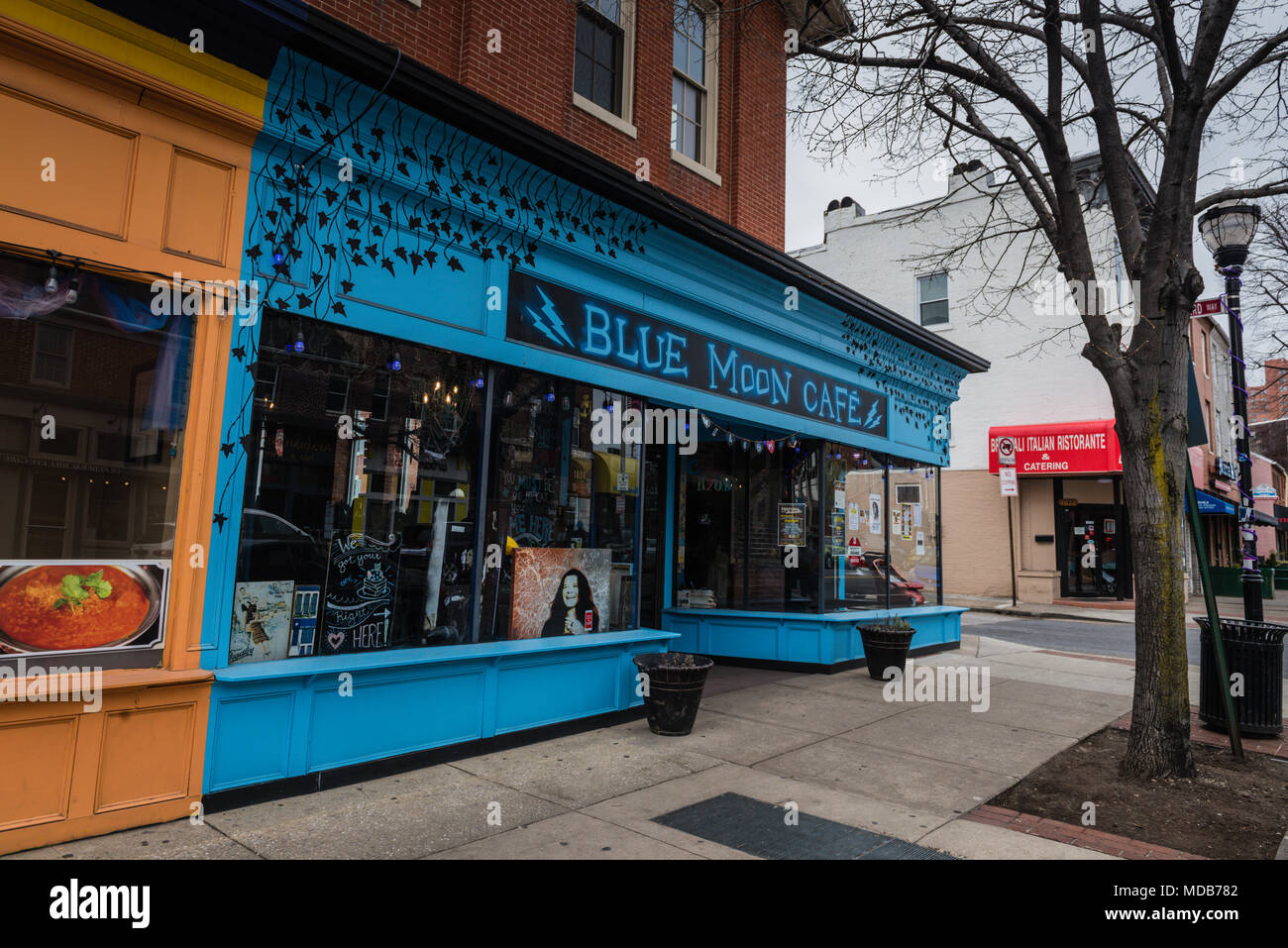 Baltimore, Maryland, Stati Uniti d'America. Funky ed eclettica Blue Moon Cafe serve colazione tutto il giorno. Foto Stock