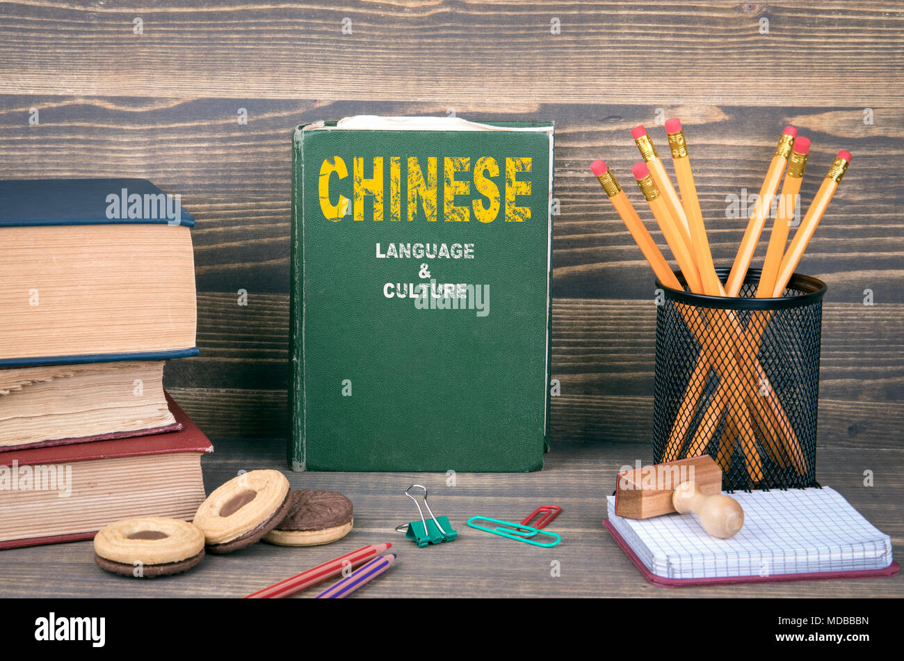 Lingua e cultura cinese concetto. Prenota su uno sfondo di legno Foto Stock