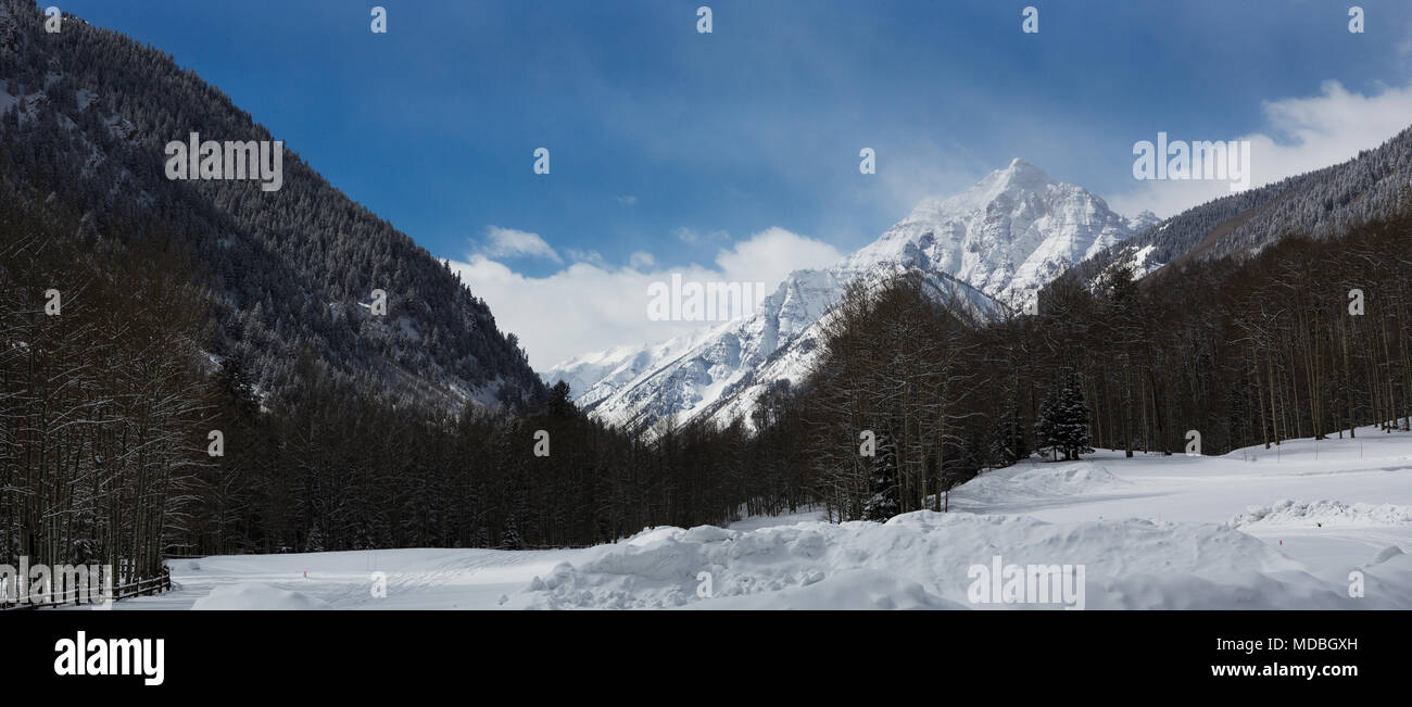 Picco di piramide a Maroon Bells in inverno con neve fresca Foto Stock