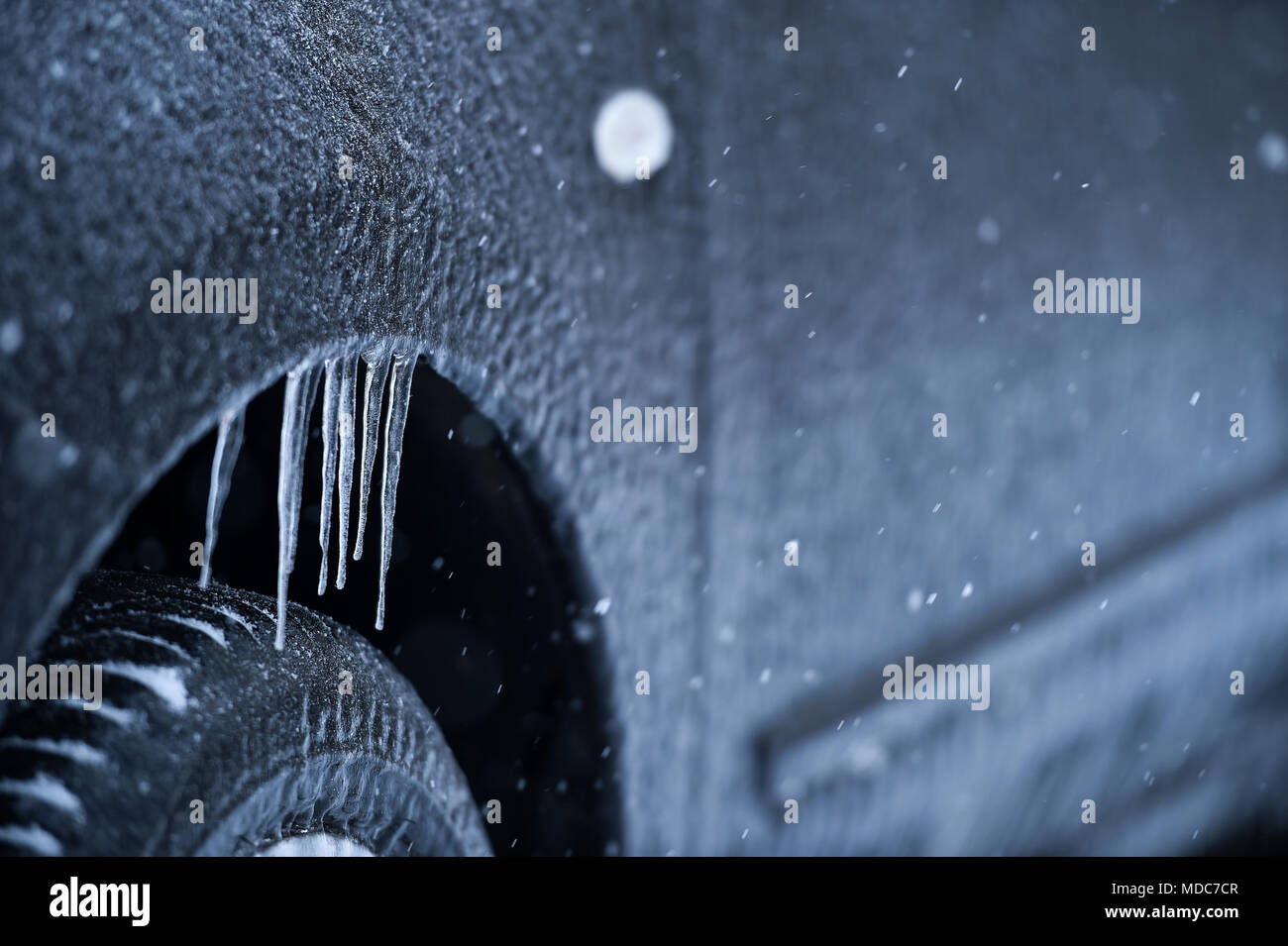 Auto coperto di ghiaccio durante il congelamento fenomeno di pioggia Foto Stock