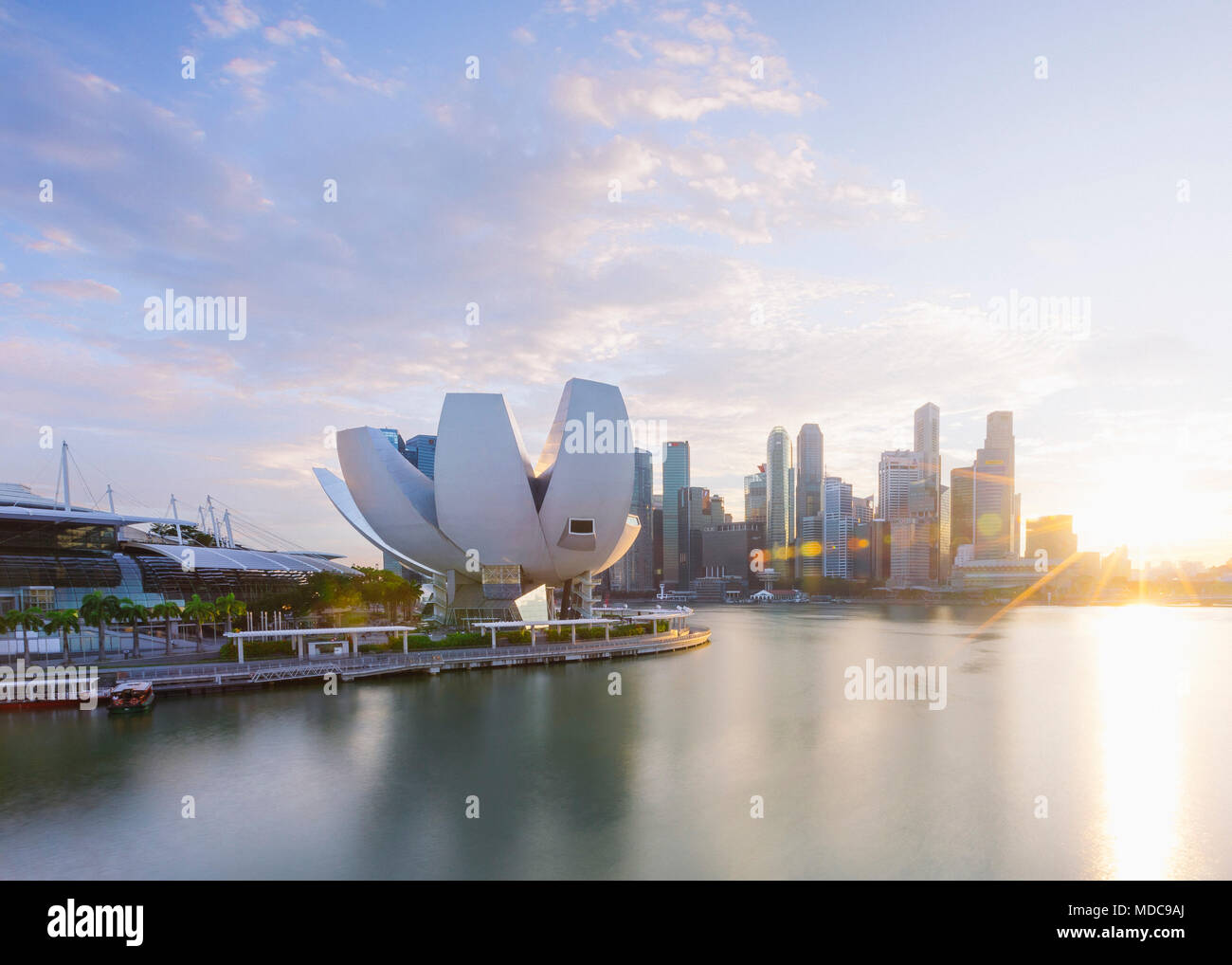 Nuvole sopra edificio futuristico di ArtScience Museum di sunrise, Singapore Foto Stock