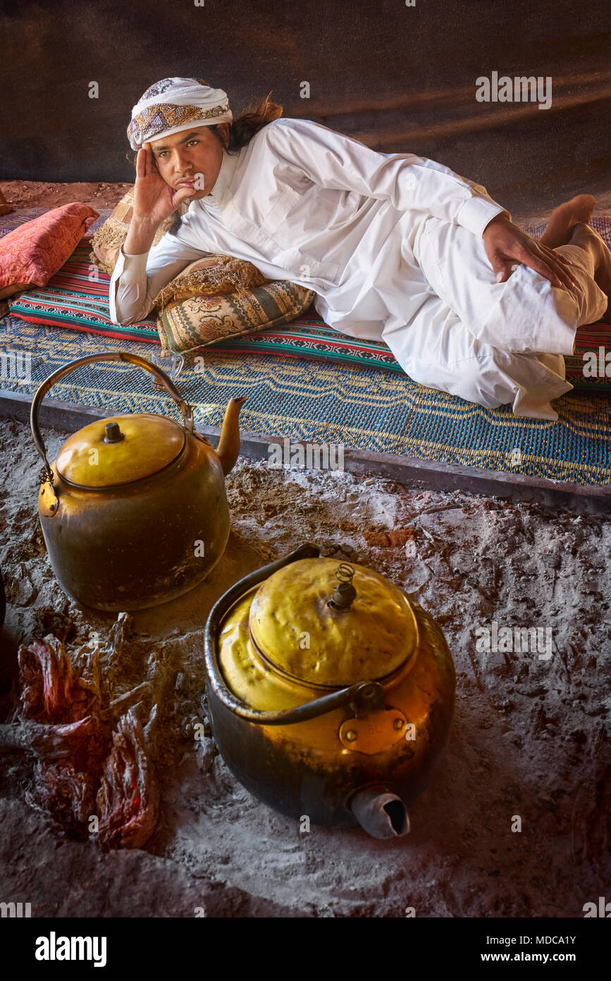 Ritratto di giovane beduino, Wadi Rum, Giordania Foto Stock