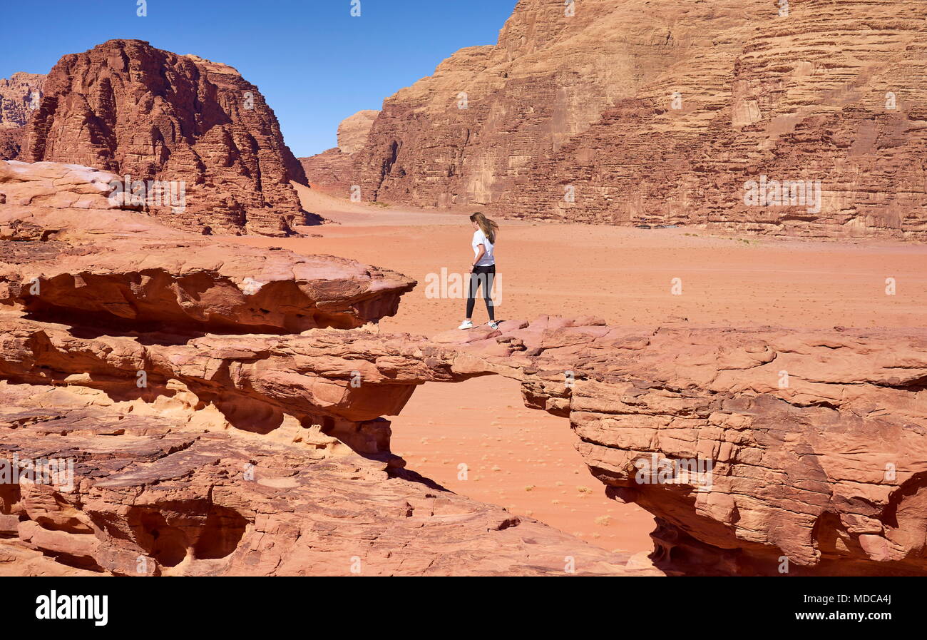 Il ponte di pietra, Wadi Rum Desert, Giordania Foto Stock