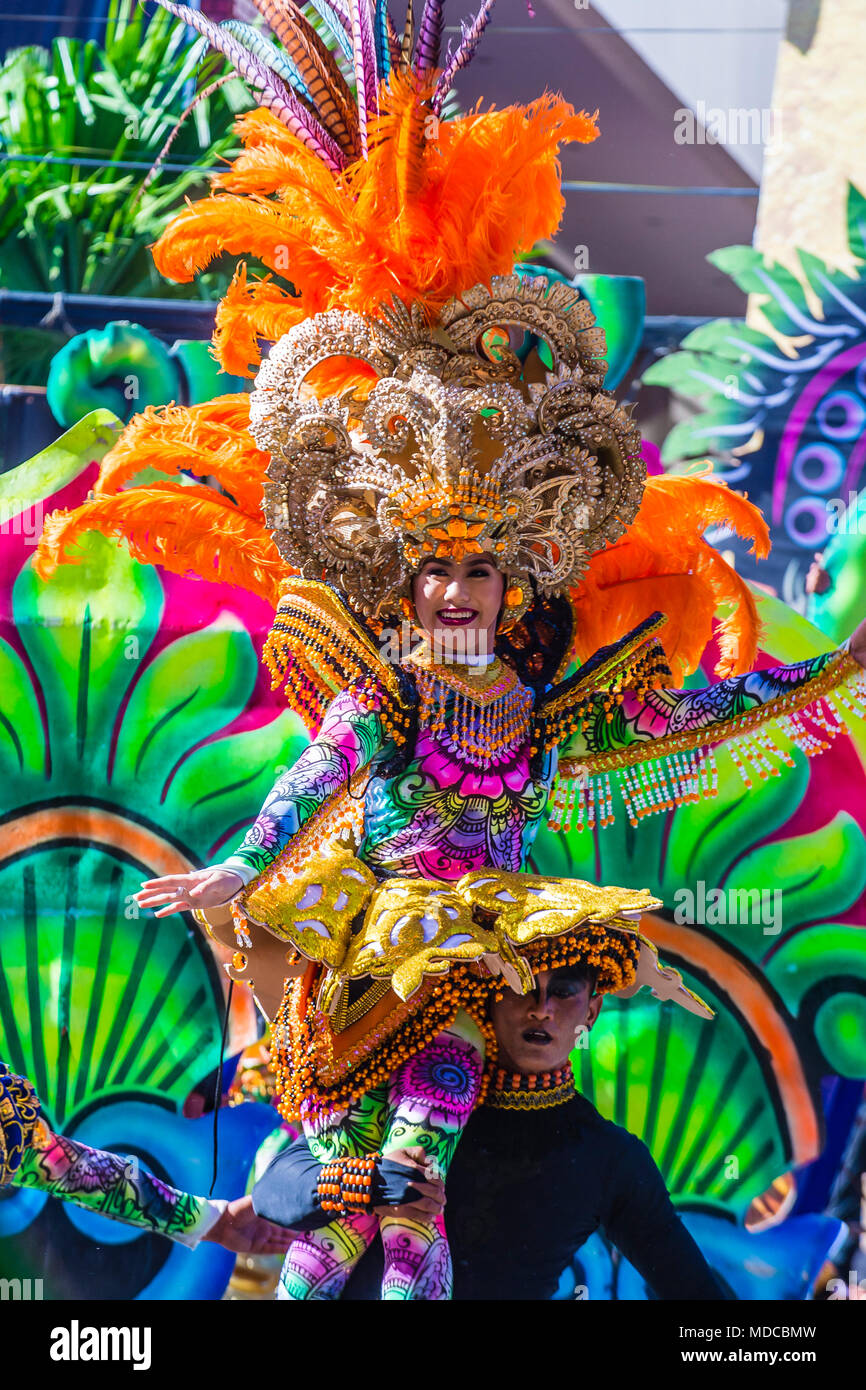 ILOILO , Filippine - Jan 28 : i partecipanti al Festival di Dinagyang in Iloilo philippines il 28 gennaio 2018. Il Dinagyang è religioso e cultur Foto Stock