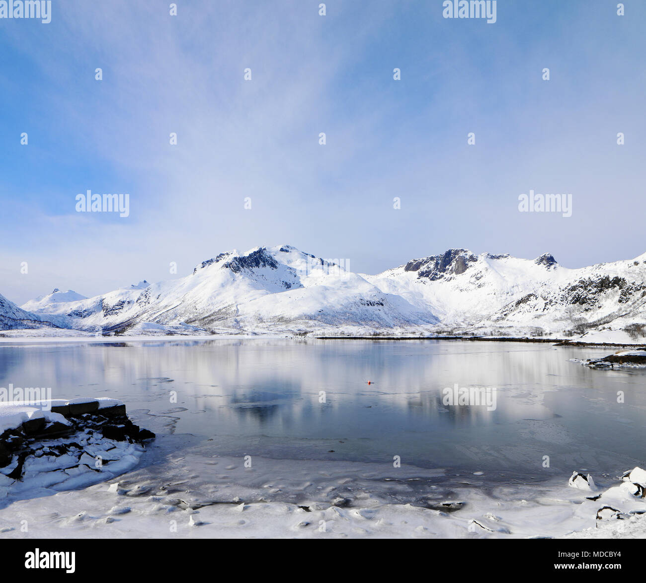 Paesaggio paesaggio invernale con il rosso la boa nel villaggio di pescatori, Lofoten, Norvegia, al di sopra del circolo polare artico Foto Stock