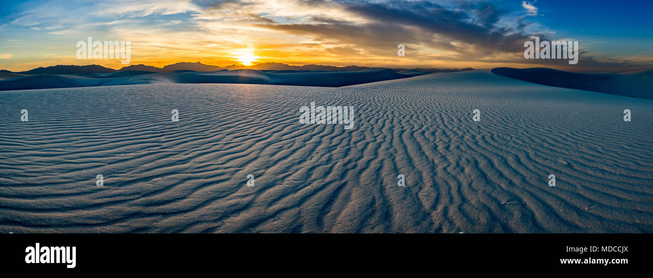 Le uniche e bellissime spiagge di sabbia bianca monumento nazionale nel Nuovo Messico.Questo gesso campo di dune è il più grande del suo genere in tutto il mondo. Situato in Southe Foto Stock