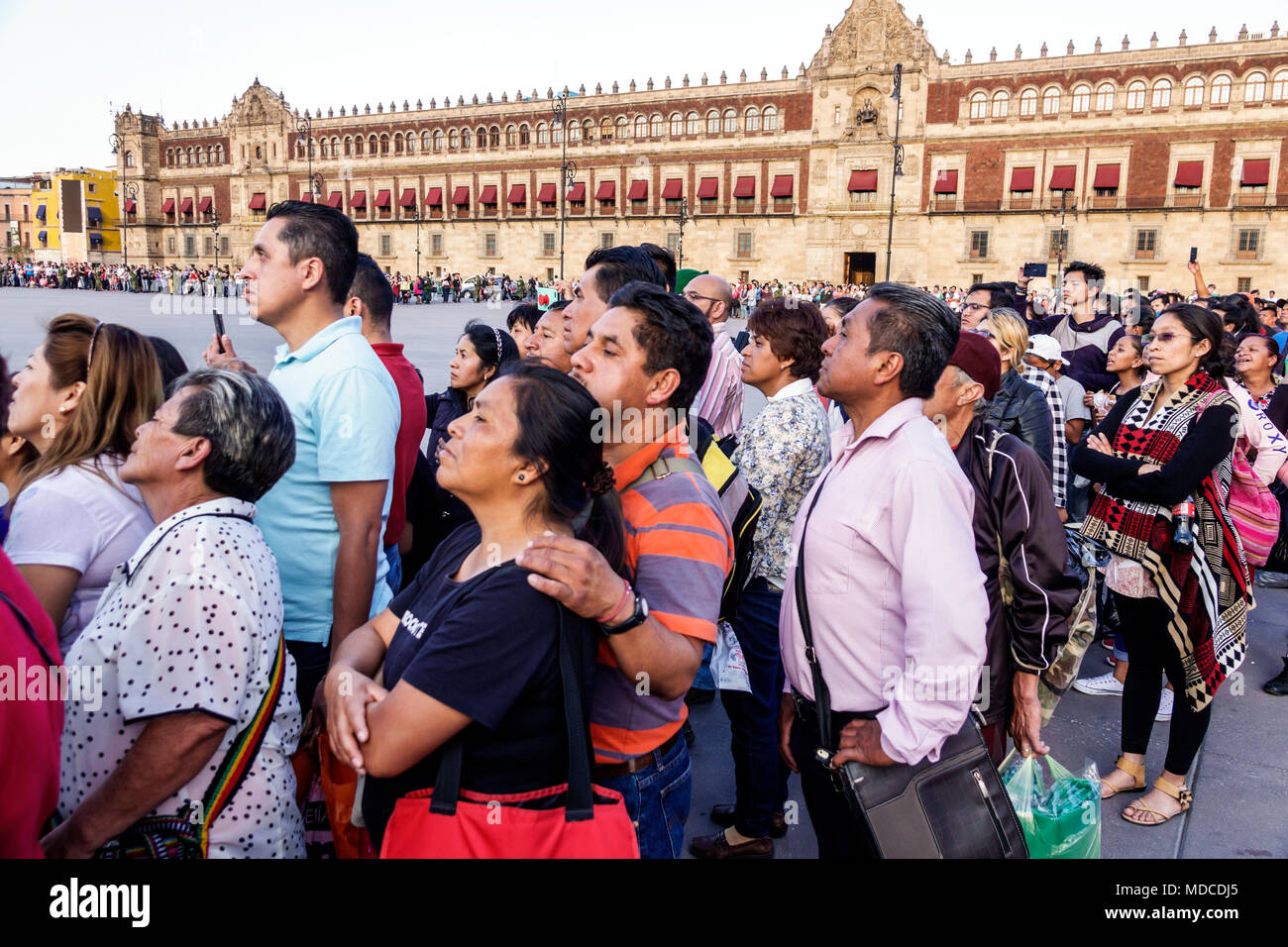 Città del Messico,messicano,ispanico,centro storico,Plaza de la Constitucion Costituzione Zocalo,cerimonia di abbassamento bandiera,uomo uomo maschio,donna femmina wome Foto Stock