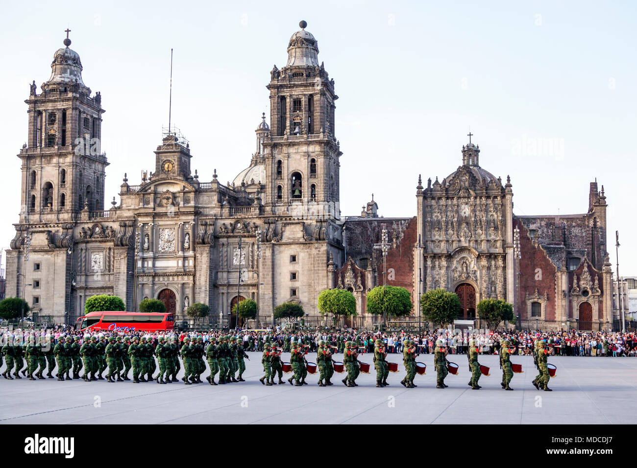 Città del Messico, Messico, ispanico, centro storico, Plaza de la Constitucion Costituzione Zocalo, cerimonia di abbassamento della bandiera, vista della Cattedrale Metropolitana Foto Stock