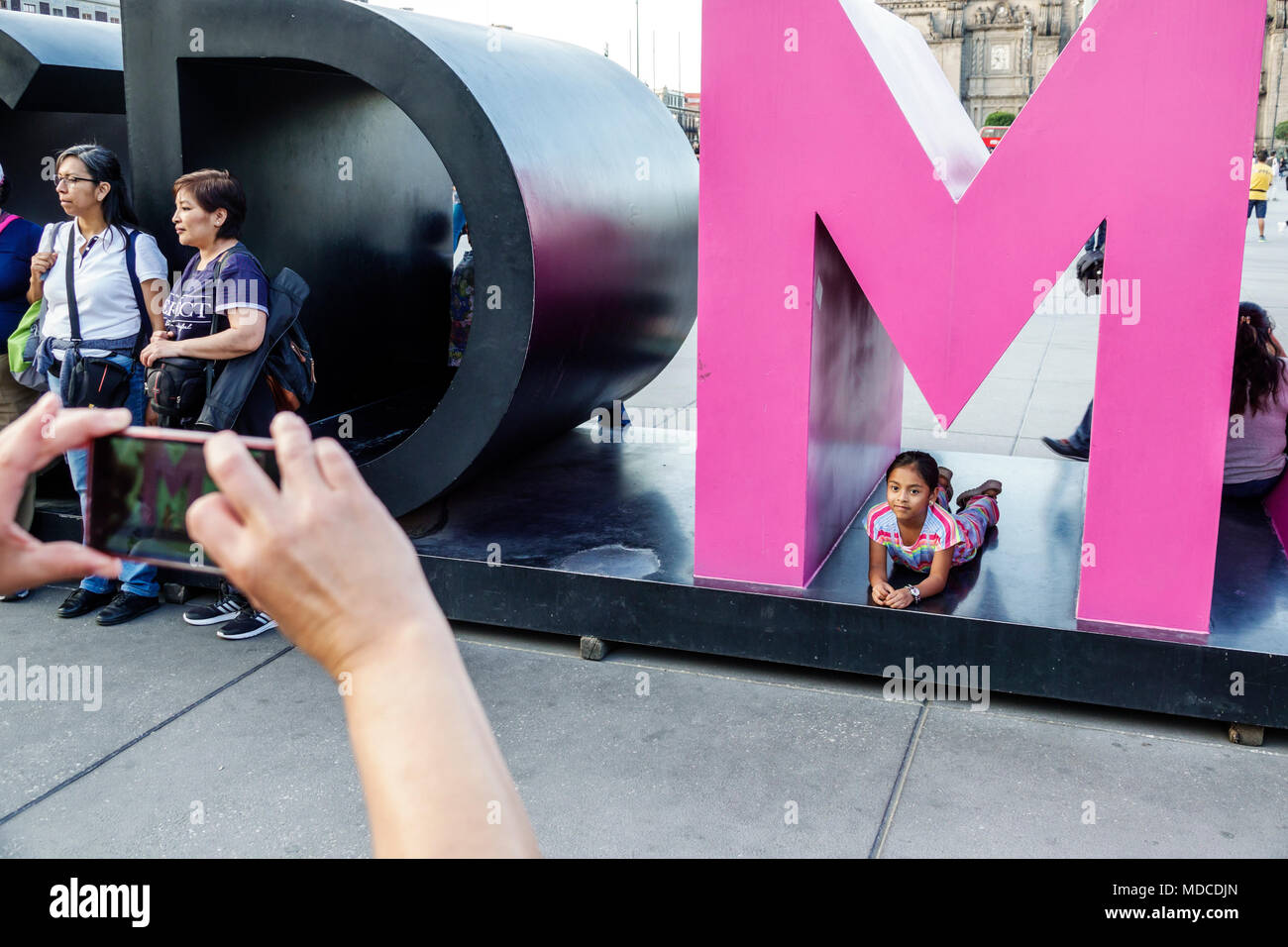 Città del Messico,messicano,ispanico,centro storico,Plaza de la Constitucion Costituzione Zocalo,scultura,donna donne,ragazza ragazze,capretto chil Foto Stock