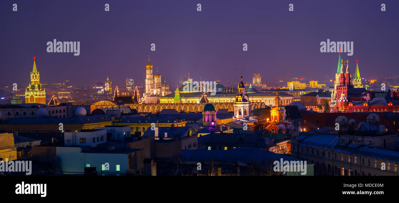 Mosca, Russia. Vista aerea di popolari attrazioni - pareti del Cremlino, San Basilio e altri - a Mosca, Russia durante la notte in orizzontale Foto Stock