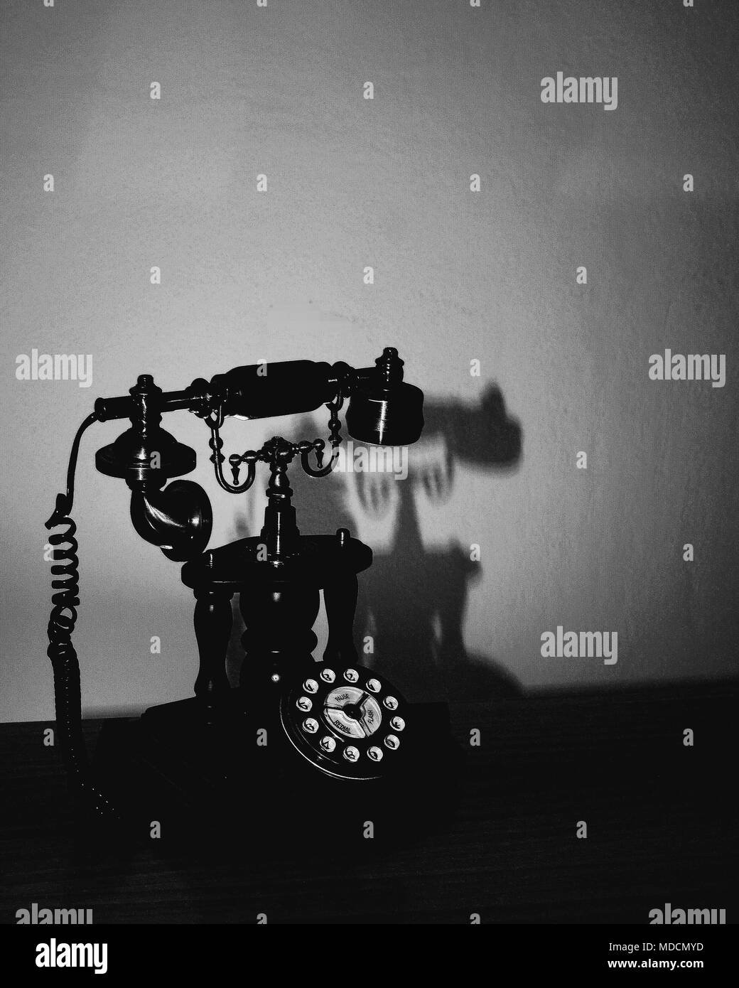 Antica colata telefono ombra sul muro. Concetto: comunicazione. Foto Stock