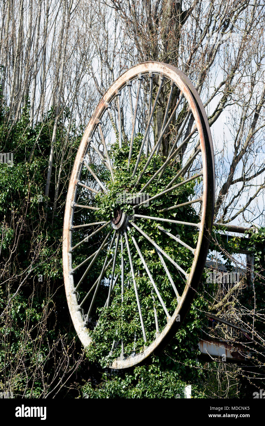 Grandi ruote industriali a fianco di Birmingham e Fazeley Canal, Minworth, West Midlands, Regno Unito Foto Stock Grandi ruote industriali a fianco di Birmingham e Fazeley Canal, Minworth, West Midlands, Regno Unito Foto Stock