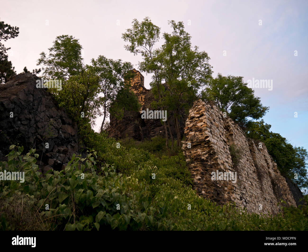 La rovina del castello di Kamyk villaggio nella regione del nord della Boemia Foto Stock