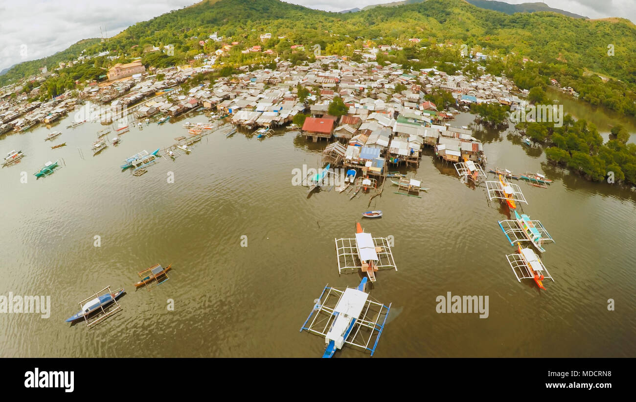 Philippine baraccopoli sulla spiaggia. Area povera della città. Coron. Palawan. Filippine. Foto Stock