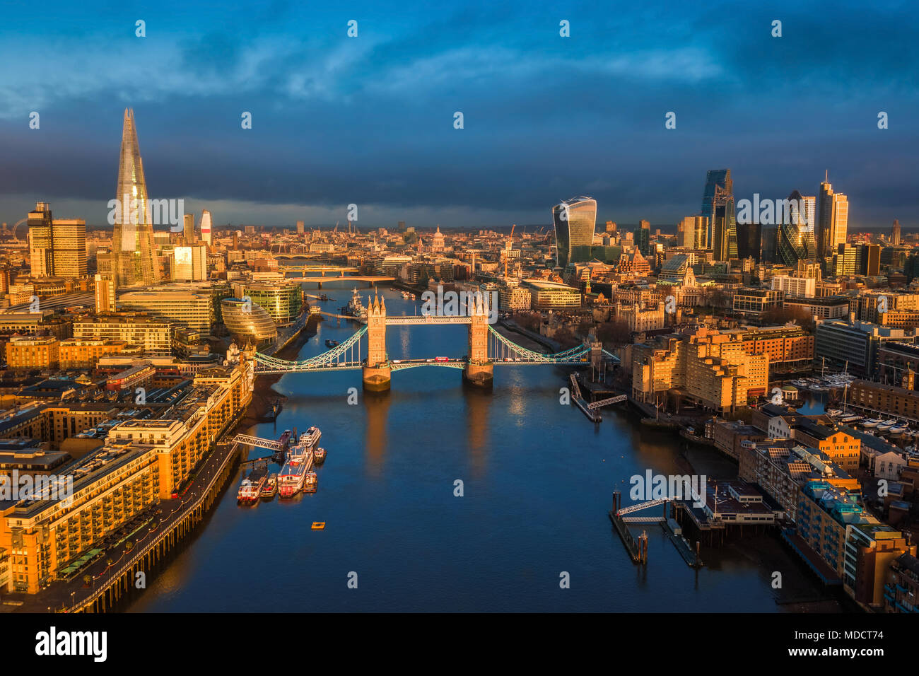 Londra, Inghilterra - antenna panoramiche dello skyline di Londra, inclusi iconico Tower Bridge con red double-decker bus, Torre di Londra, grattacieli di Ba Foto Stock