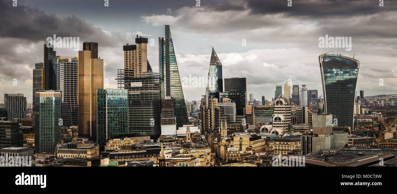 Londra, Inghilterra - panoramica vista sullo skyline di banca e Canary Wharf, Londra centrale del leader dei quartieri finanziari con famosi grattacieli e altri terreni Foto Stock