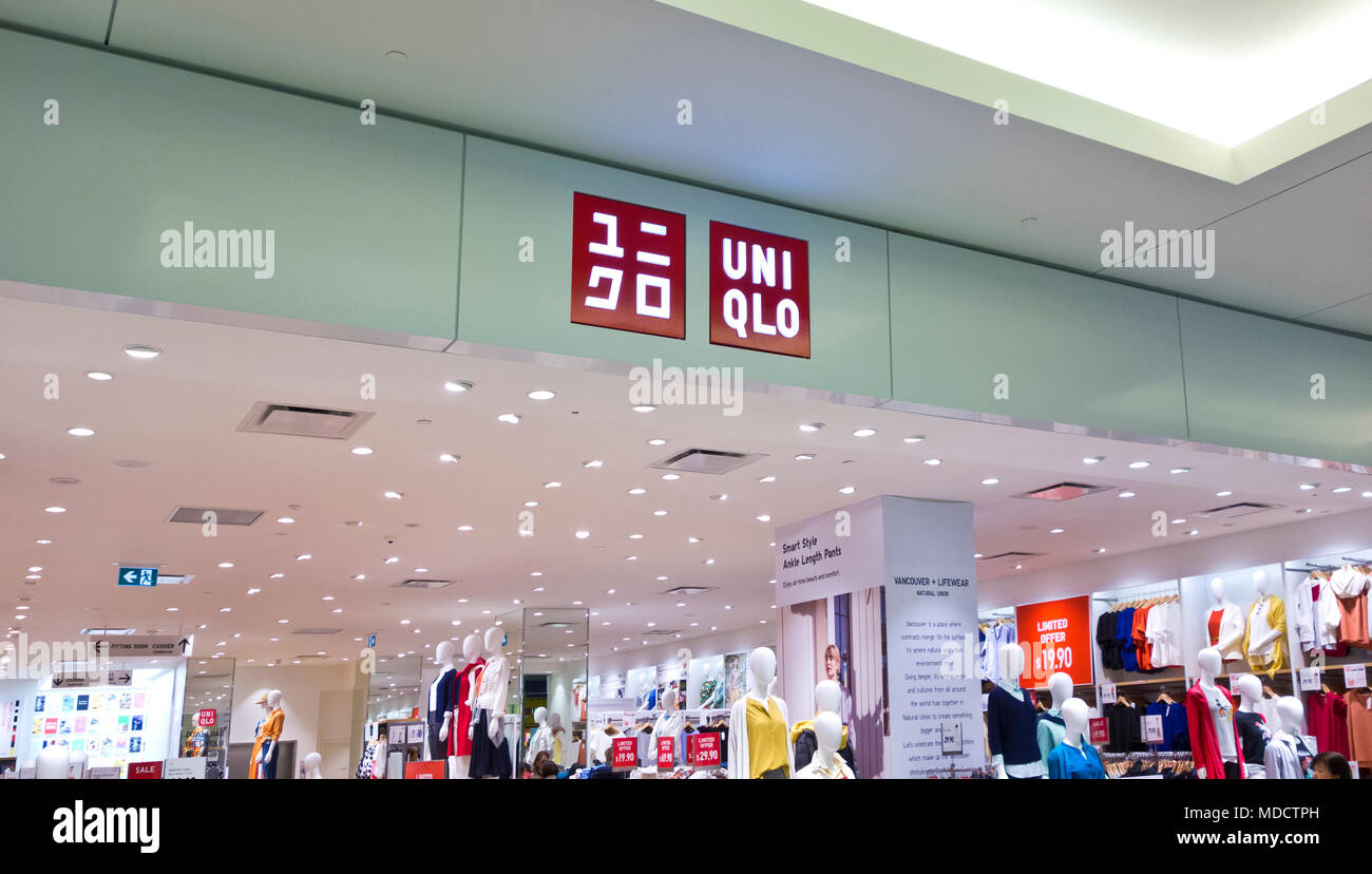 Uni Qio Uniqlo giapponesi negozio di abbigliamento in una maggiore Vancouver shopping mall. Foto Stock