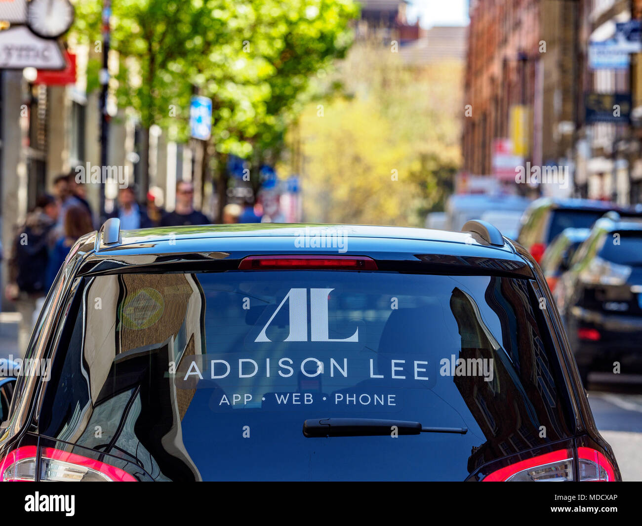 Addison Lee taxi in attesa di passeggeri in Spitalfields, a est di Londra. La società gestisce una flotta di veicoli 4000, principalmente in Londra Foto Stock