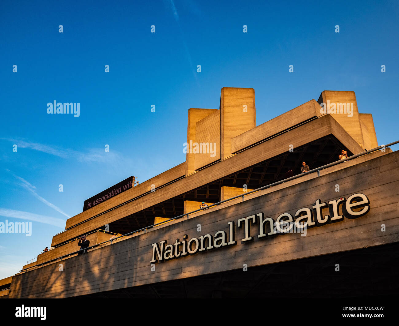 Il Teatro Nazionale su London SouthBank - brutalist architettura di stile completato 1976/77, architetto Denys Lasdun, Foto Stock