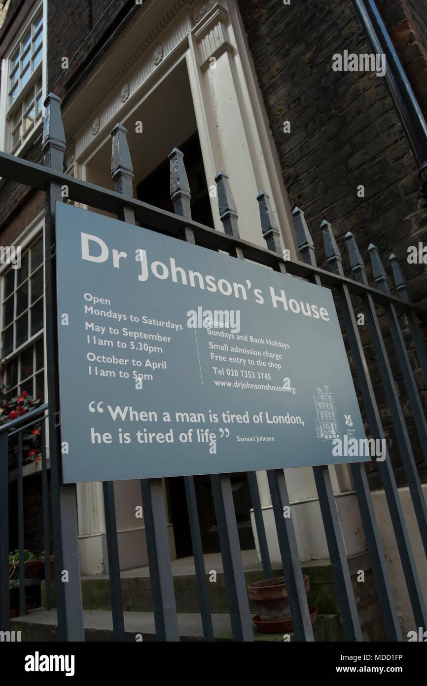 Scheda di informazioni con orari di apertura e la famosa citazione all'ingresso al dottor Johnson's house, gough Square, Londra, Inghilterra Foto Stock