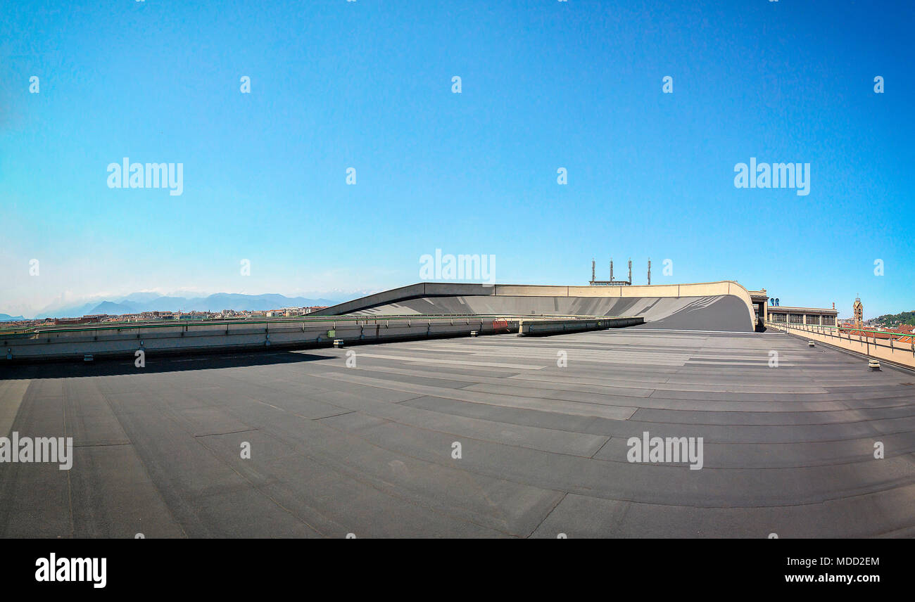 Torino, Italia, Maggio 2011: roof top race track al lingotto ex fabbrica di automobili della Fiat Foto Stock