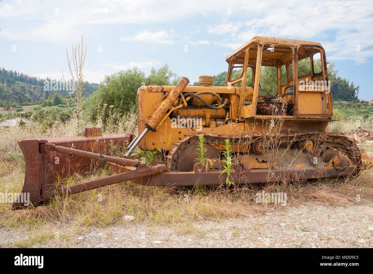 Un vecchio arrugginito Bulldozer abbandonato in un campo Foto Stock