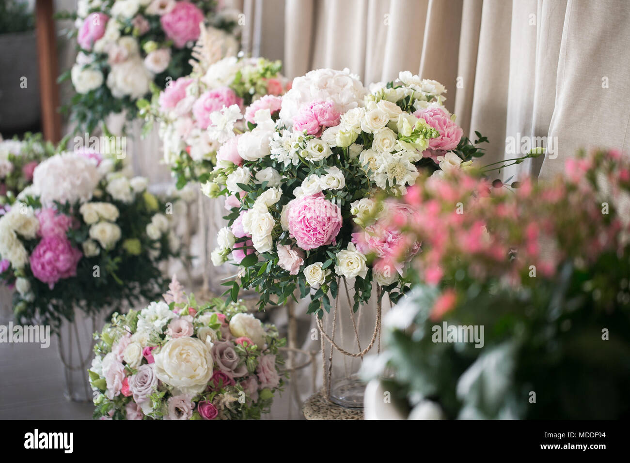 Decorazioni Per Matrimoni Splendidi Fiori In Composizioni Di Fiori Freschi Concetto Di Una Cena Di Gala Outdoor Rustica In Stile Terrazzo Foto Stock Alamy