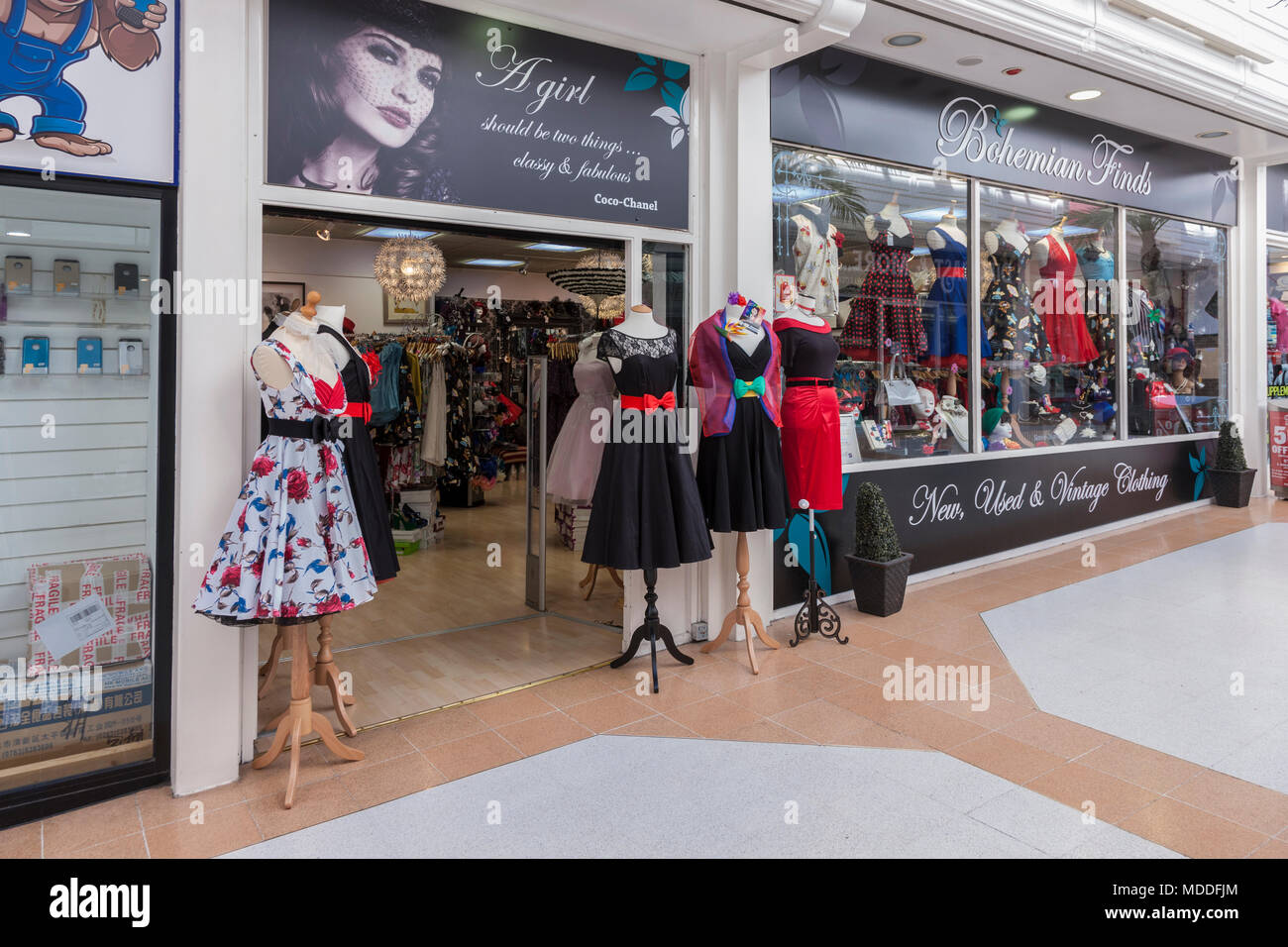 Visualizzazione di abbigliamento esterno trova boemo, vendita di nuovo e usato e abbigliamento Vintage in Market Walk, Nothampton centro città. Foto Stock